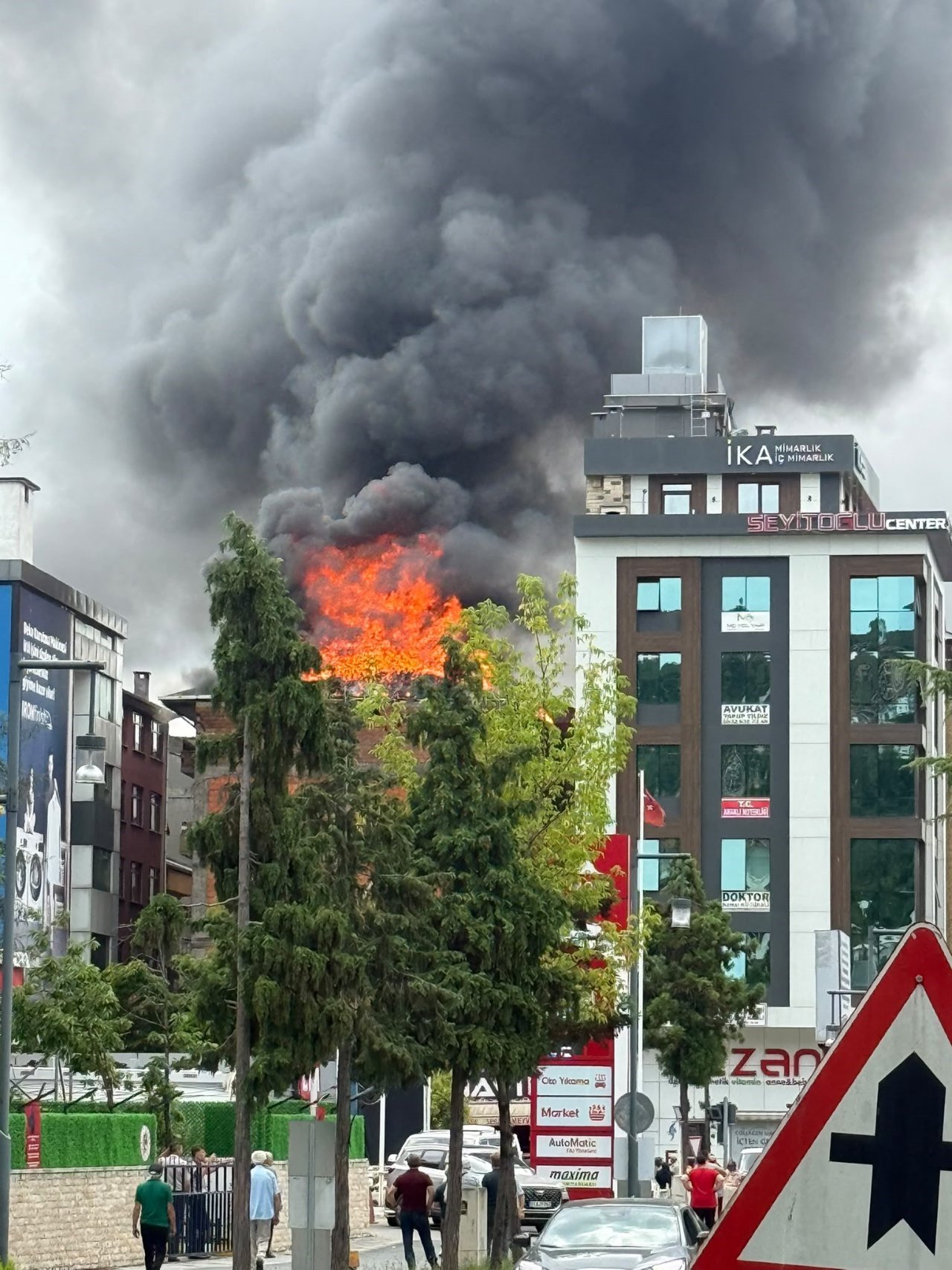 Trabzon’da 5 katlı bir binada yangın! Alevlere müdahale sürüyor