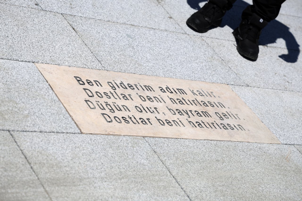 Türkiye’de bir ilk! Sivas Belediyesi hayata geçirdi: Kaldırımdaki yazıları okuyanlar duygulandı 