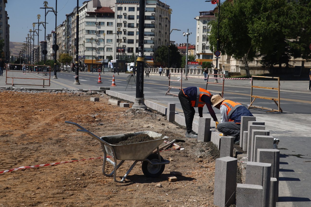 Türkiye’de bir ilk! Sivas Belediyesi hayata geçirdi: Kaldırımdaki yazıları okuyanlar duygulandı 