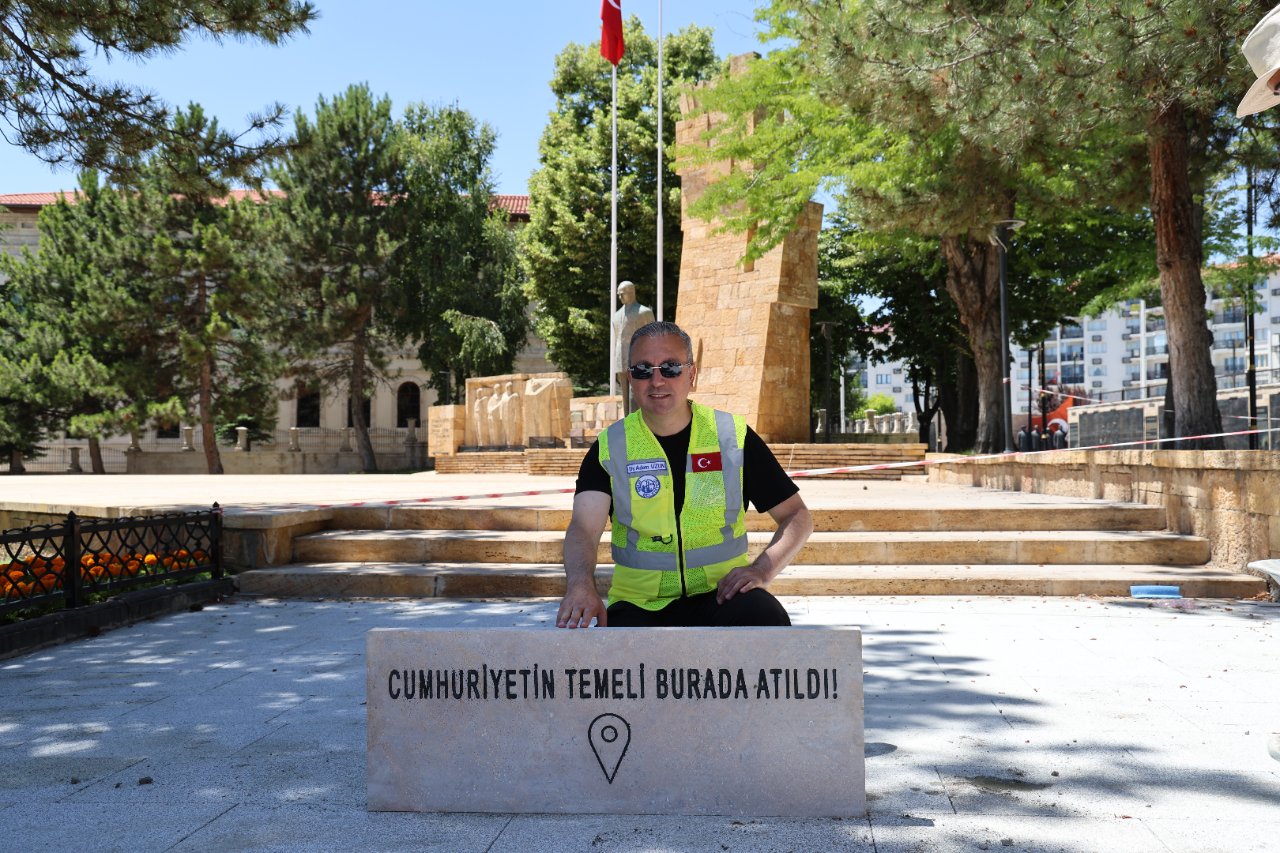 Türkiye’de bir ilk! Sivas Belediyesi hayata geçirdi: Kaldırımdaki yazıları okuyanlar duygulandı 