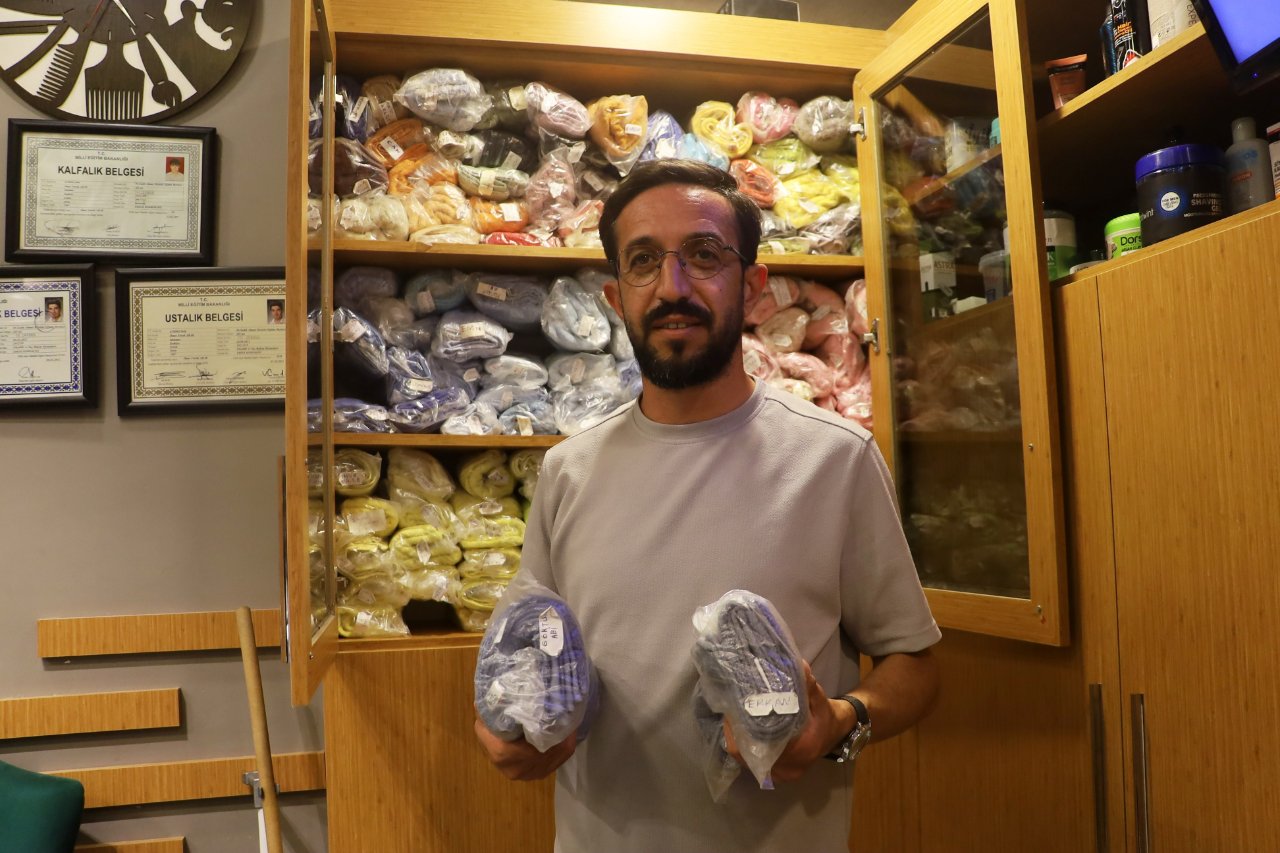 25 yıllık berberde eşi benzeri görülmemiş uygulama: Her müşteri için ayrı paketleniyor, görenlerden takdir topluyor
