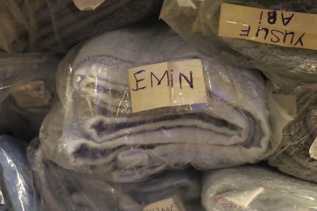 25 yıllık berberde eşi benzeri görülmemiş uygulama: Her müşteri için ayrı paketleniyor, görenlerden takdir topluyor