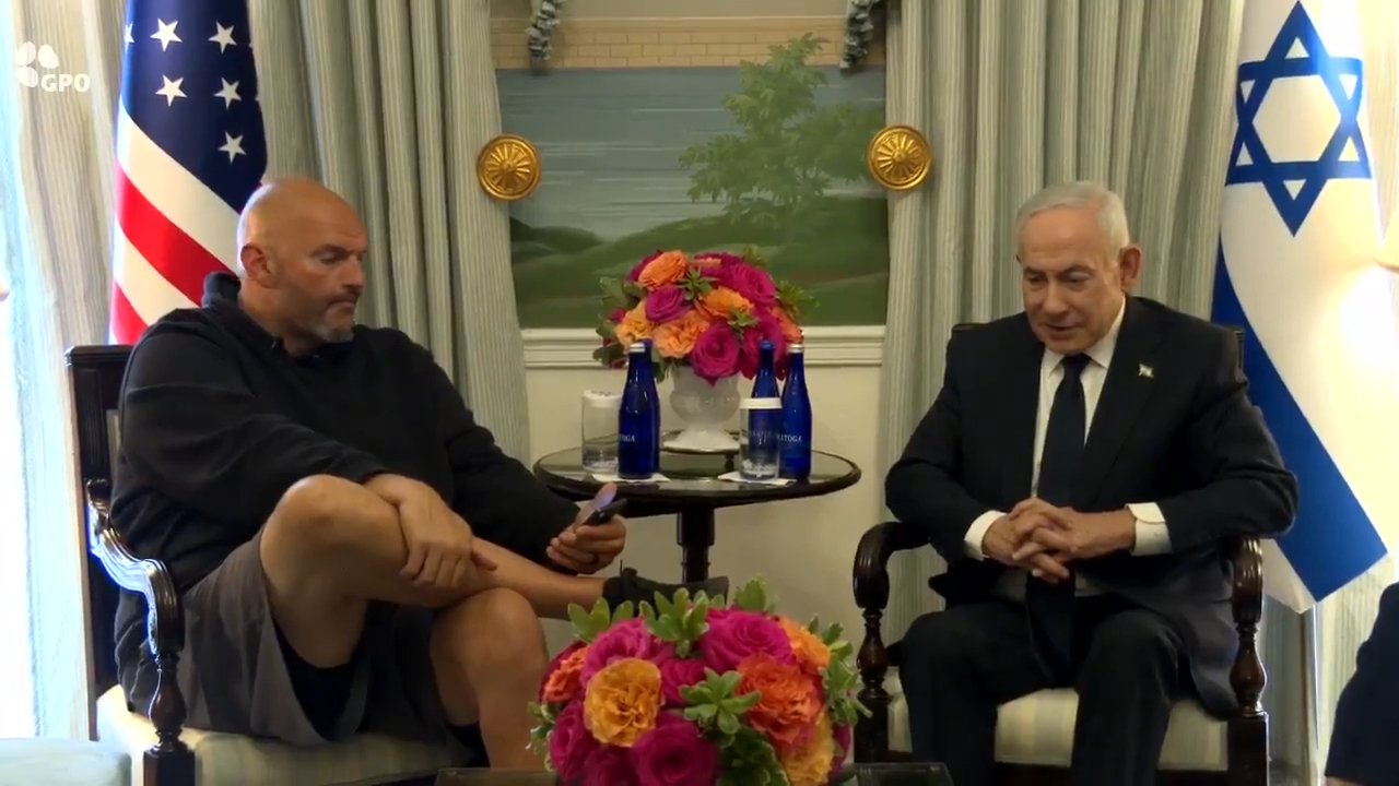 ABDli senatör, Netanyahuyu şortla karşıladı! Yüzüne bile bakmadı, telefondan başını kaldırmadı