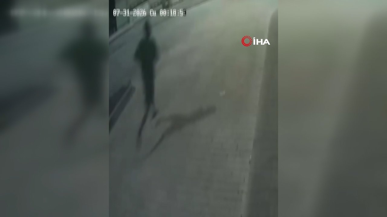 Aranıyordu, tek kelepçeyle kaçtı! Bekçinin yaralandığı nefes kesen takip kamerada