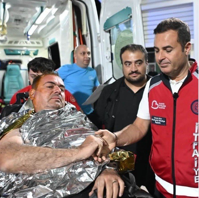 Ayağı kırılan itfaiye personelinin yardımına koştular! İHA muhabiri ve Balıkesir İtfaiye Daire Başkanı alevlerin arasında kaldı