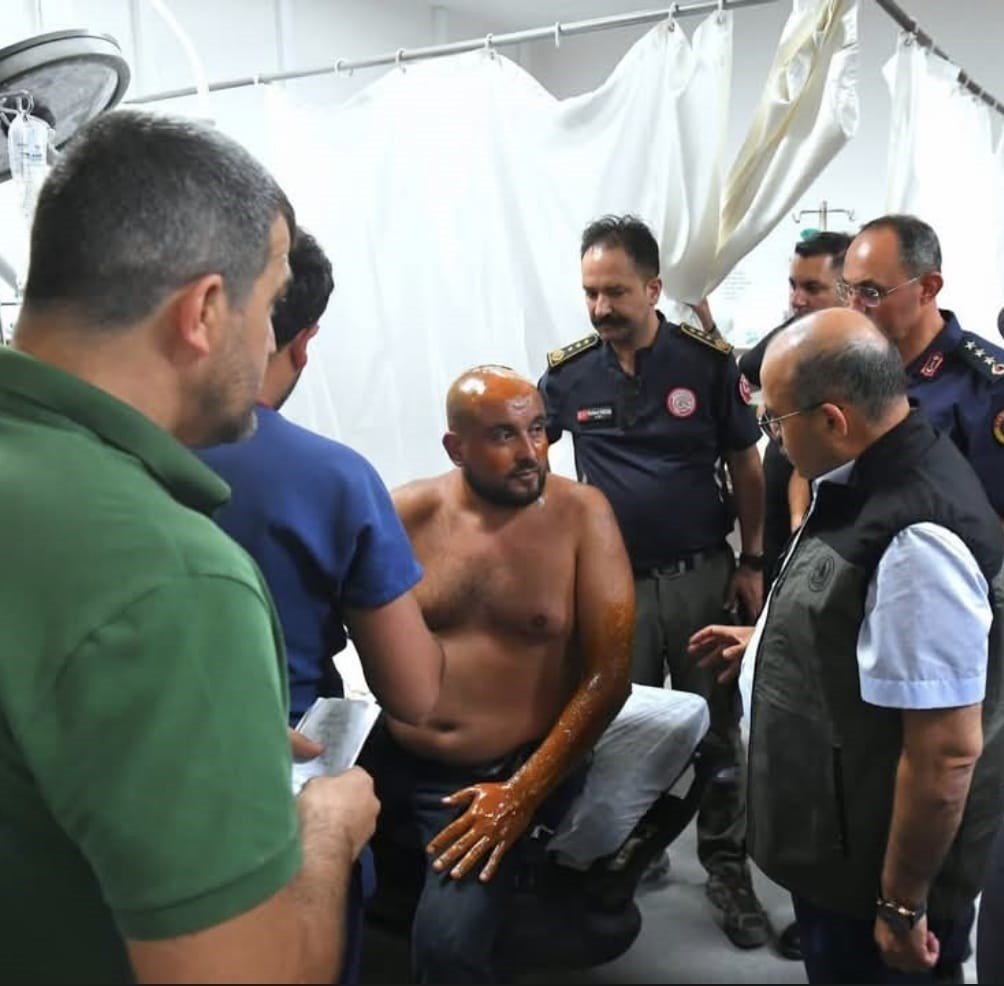 Ayağı kırılan itfaiye personelinin yardımına koştular! İHA muhabiri ve Balıkesir İtfaiye Daire Başkanı alevlerin arasında kaldı