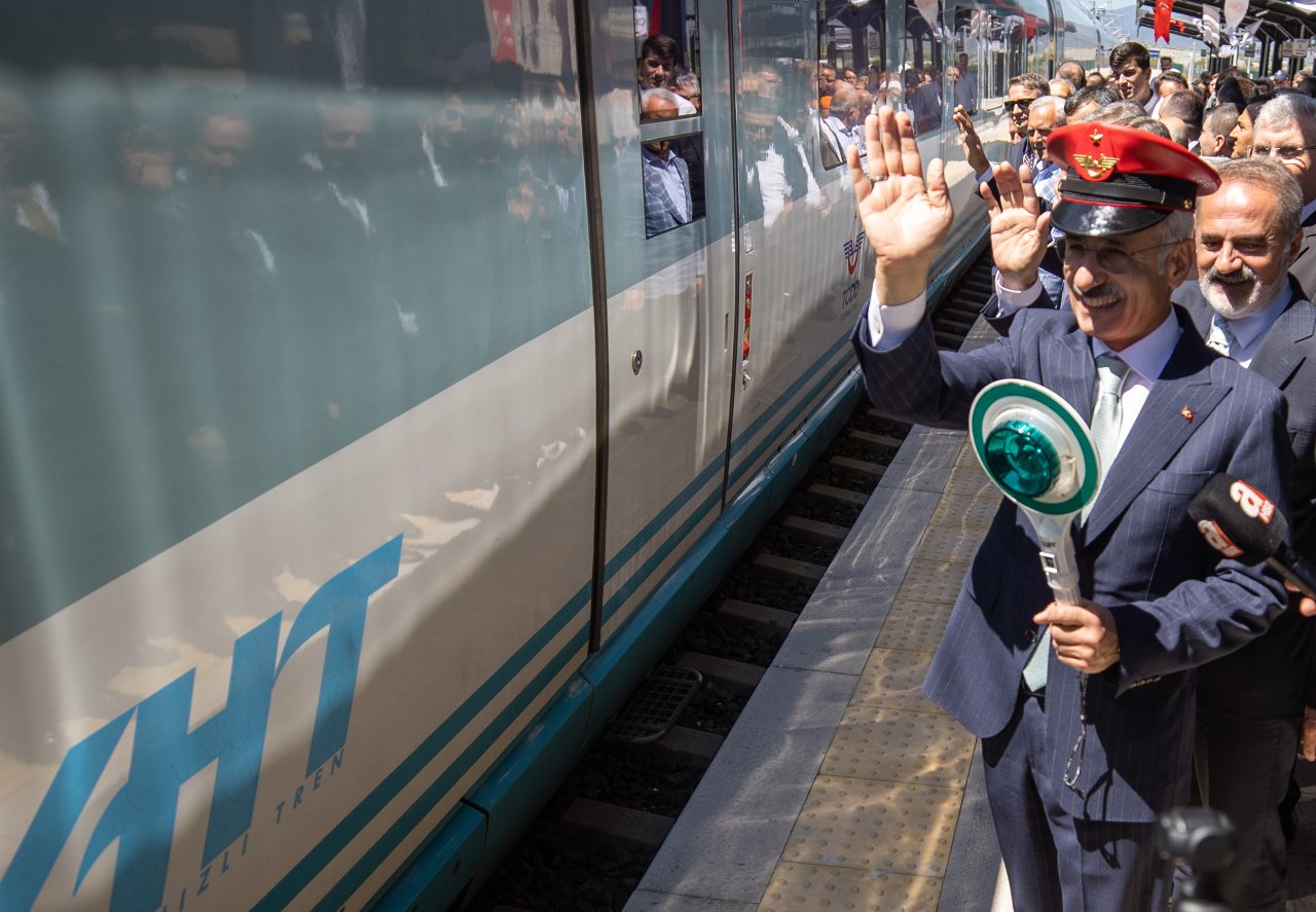 Bakan Uraloğlu duyurdu! Seyahat süresi 4 saatin altına inecek
