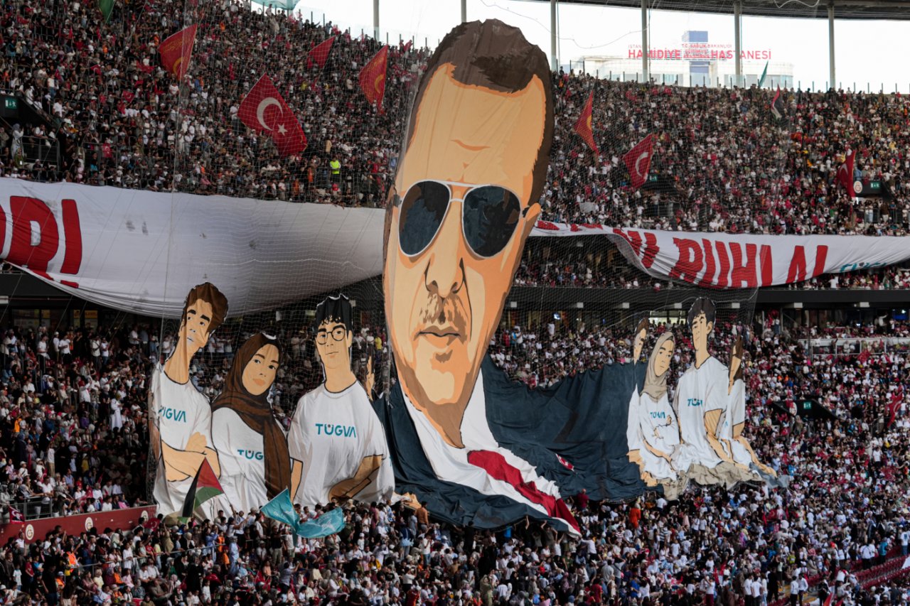 Erdoğan: Türkiye’nin aydınlık yarınlarını üç beş kendini bilmeze yedirmeyiz!