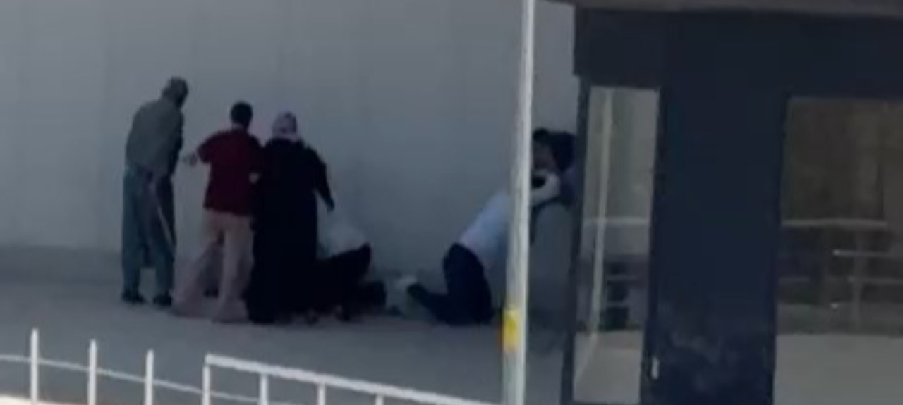 Dükkan satışı kanlı bitti! Kardeşlerin taşlı sopalı o kavgası kamerada