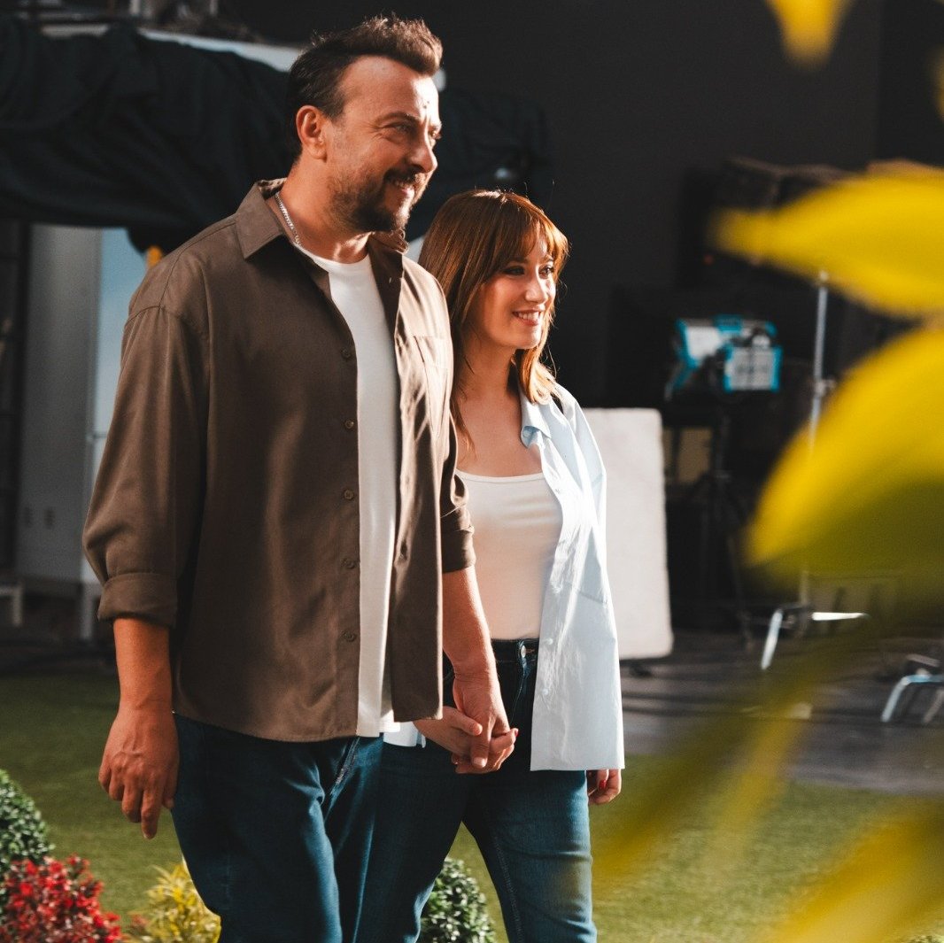 Hazal Kaya ve Ali Ataydan merak uyandıran set kareleri! Yeni proje mi geliyor?