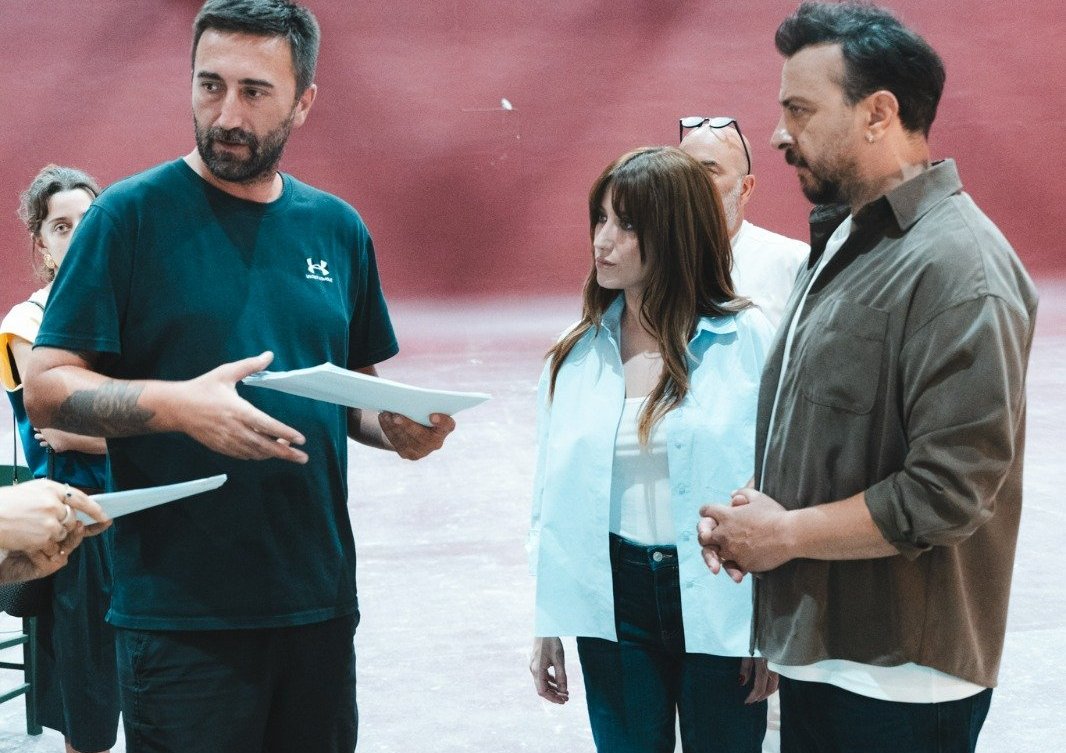Hazal Kaya ve Ali Ataydan merak uyandıran set kareleri! Yeni proje mi geliyor?