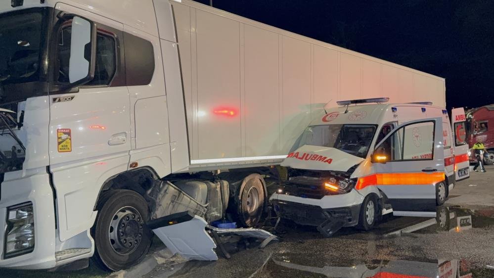 Samsun'da hasta taşıyan ambulans ile tır çarpıştı! Yaralılar var