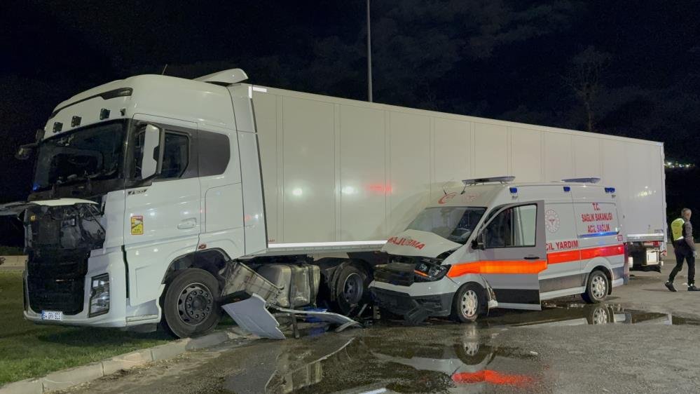 Samsun'da hasta taşıyan ambulans ile tır çarpıştı! Yaralılar var