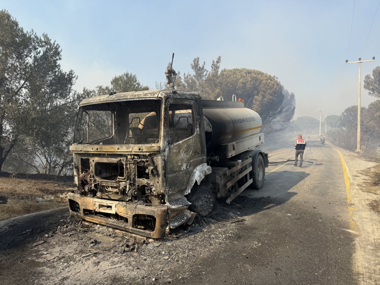 Balıkesir'in Gömeç ilçesinde başlayıp Ayvalık'a sıçrayan orman yangınında alevlerin arasında kalan İzmir Büyükşehir Belediyesine ait bir su tankeri tamamen yandı. Yangında 2'si itfaiye, biri orman personeli olmak üzere toplam 4 kişi yaralandı.