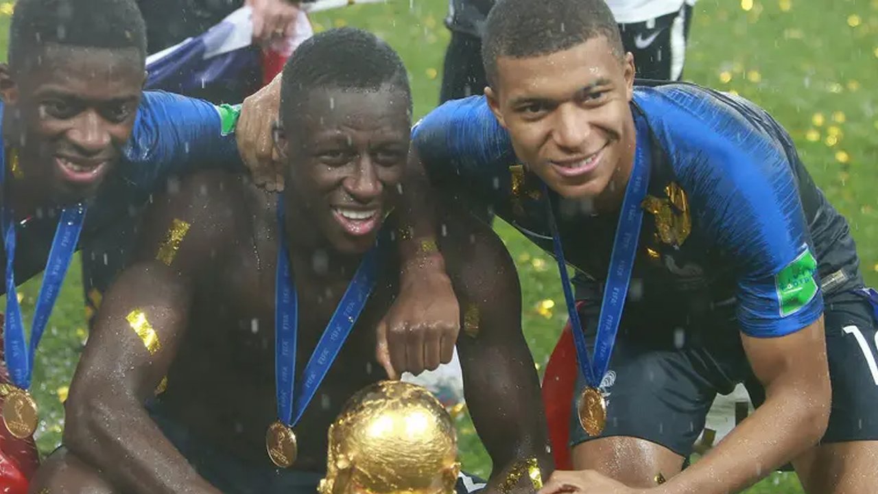 Ünlü futbolcu Dünya Kupası madalyasını sattı! Fiyatı dudak uçuklattı