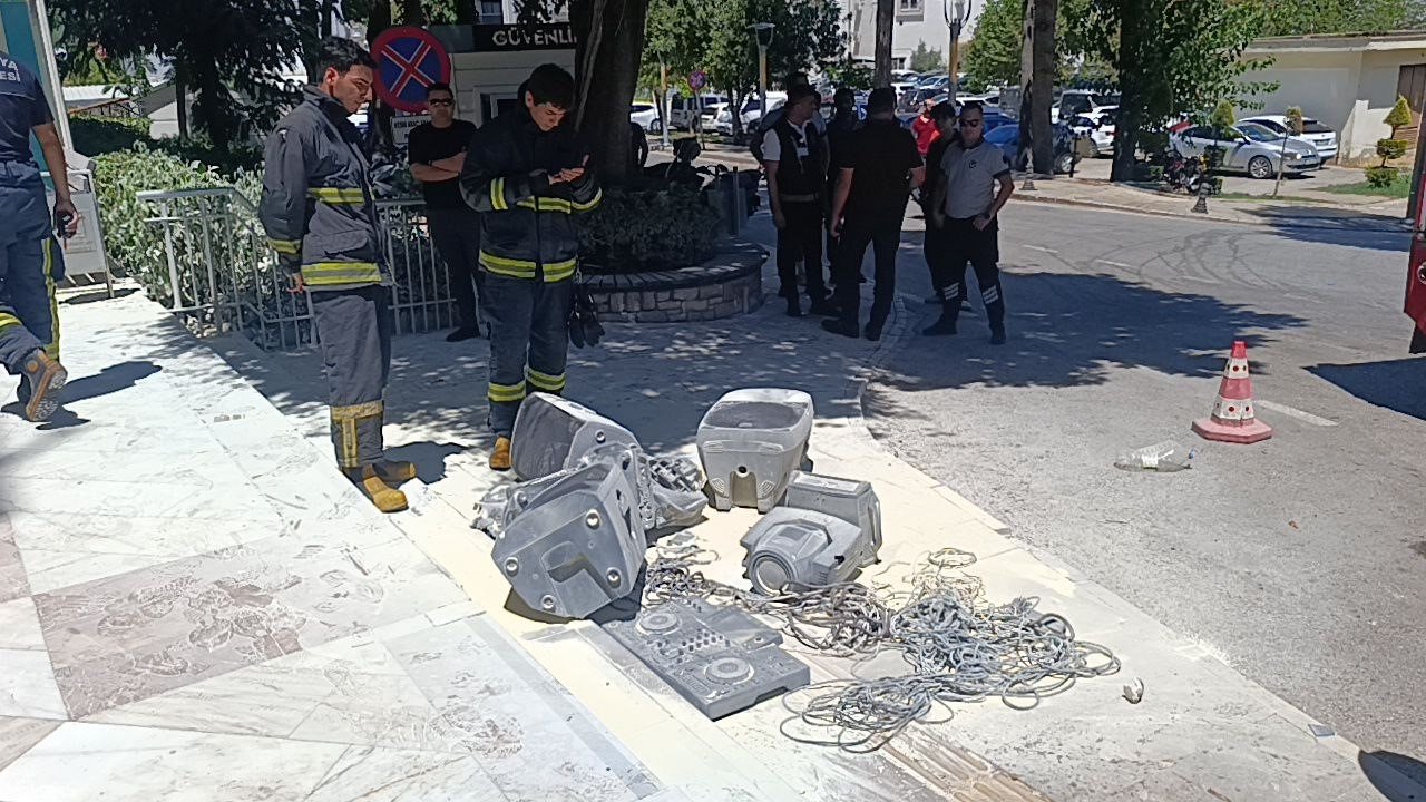 Yediği 839 bin liralık ceza sonrası ses sistemini ateşe verdi! Belediye önünde benzin döküp yaktı
