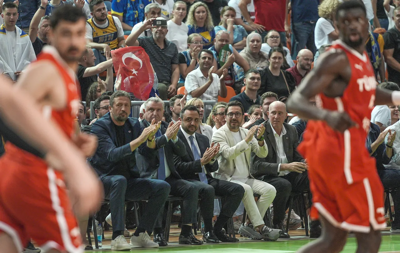 Bosna Hersek maçını Spor Bakanı Osman Aşkın Bak'ın yanı sıra Türkiye'nin Saraybosna Büyükelçisi Emin Akseki ve Türkiye Basketbol Federasyonu (TBF) Başkanı Hidayet Türkoğlu da izledi.
