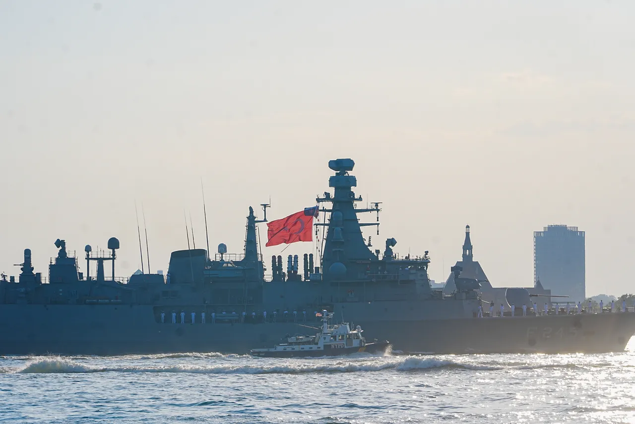 ABDnin 250. kuruluş yılı töreninde dikkat çeken manzara! TCG Oruçreis, New Yorkta boy gösterdi