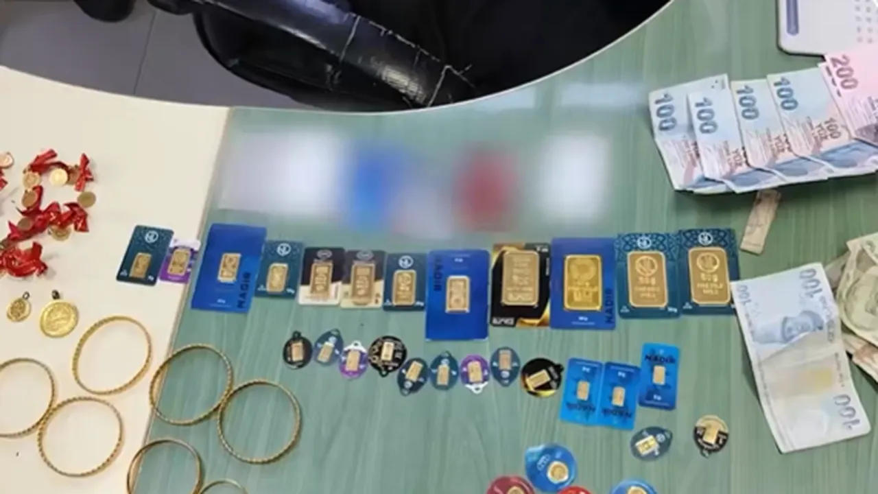 Altın dolu çantayı yolda buldu! İçinden hazine çıktı, polise teslim etti