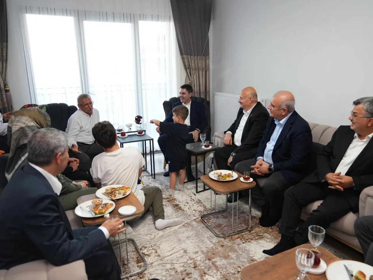 Bakan Kurum, depremzede Yusuf ve dedesini ziyaret etti