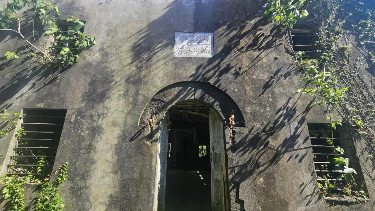 'Bir 20 yıl daha bekleyemeyiz' dediler! Tarihi camii çökmek üzere: Tek istekleri var