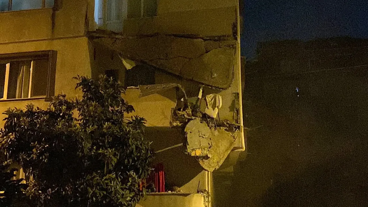İstanbul'da hareketli anlar! Balkonları çöken bina boşaltıldı