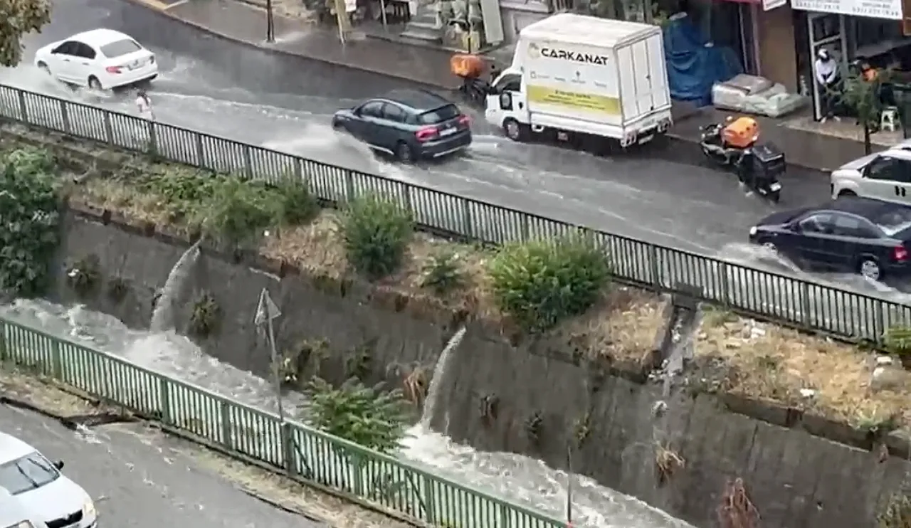 İstanbul'da sağanak yağış! Caddeler göle döndü