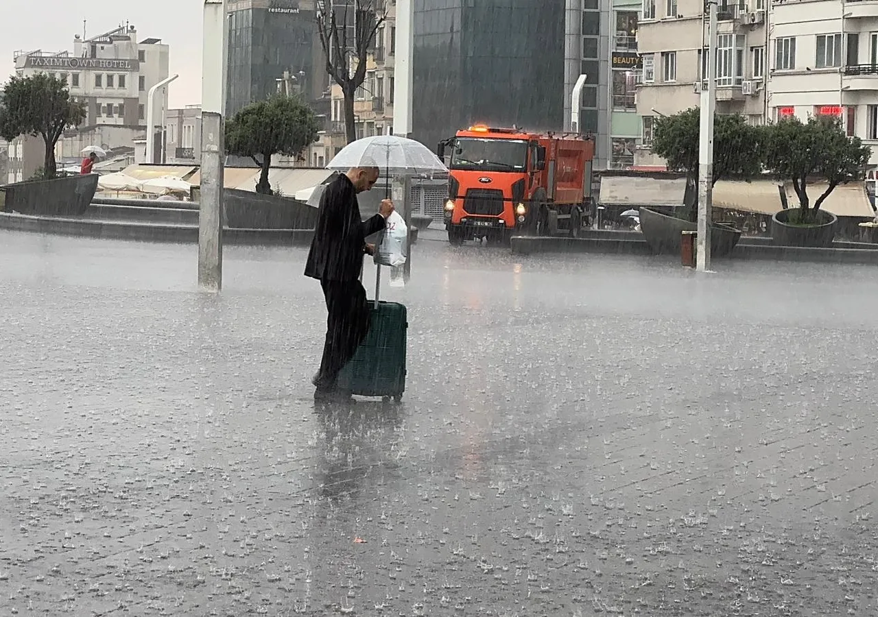 İstanbulda sağanak yağış! Caddeler göle döndü