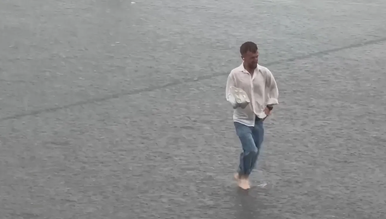 İstanbulda sağanak yağış! Caddeler göle döndü