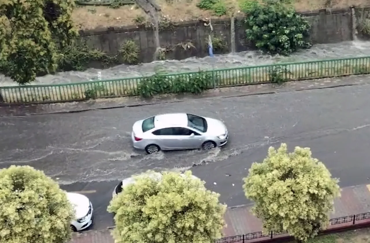 İstanbulda sağanak yağış! Caddeler göle döndü