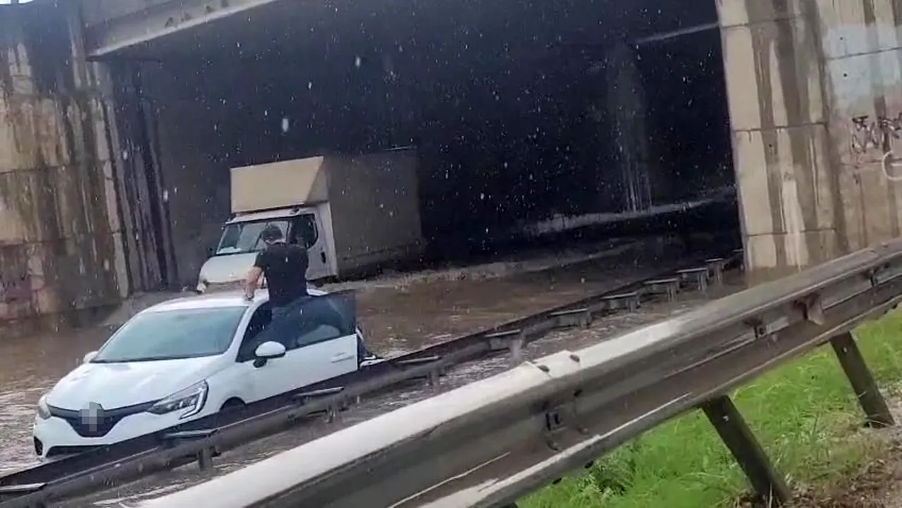 İstanbul'da sağanak yağış! Caddeler göle döndü