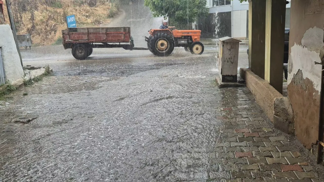 İstanbul'da sağanak yağış! Caddeler göle döndü