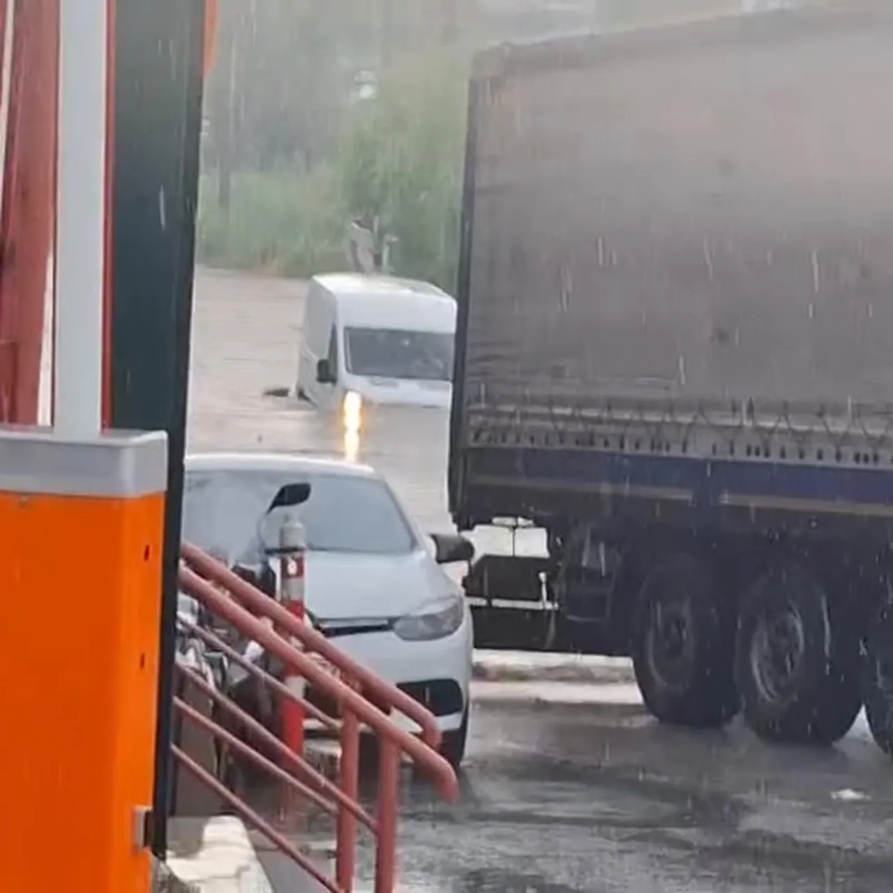 Kocaeli'yi sağanak vurdu! Araçlar göle dönen yollarda mahsur kaldı
