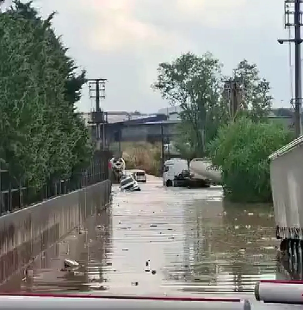 Kocaeli'yi sağanak vurdu! Araçlar göle dönen yollarda mahsur kaldı