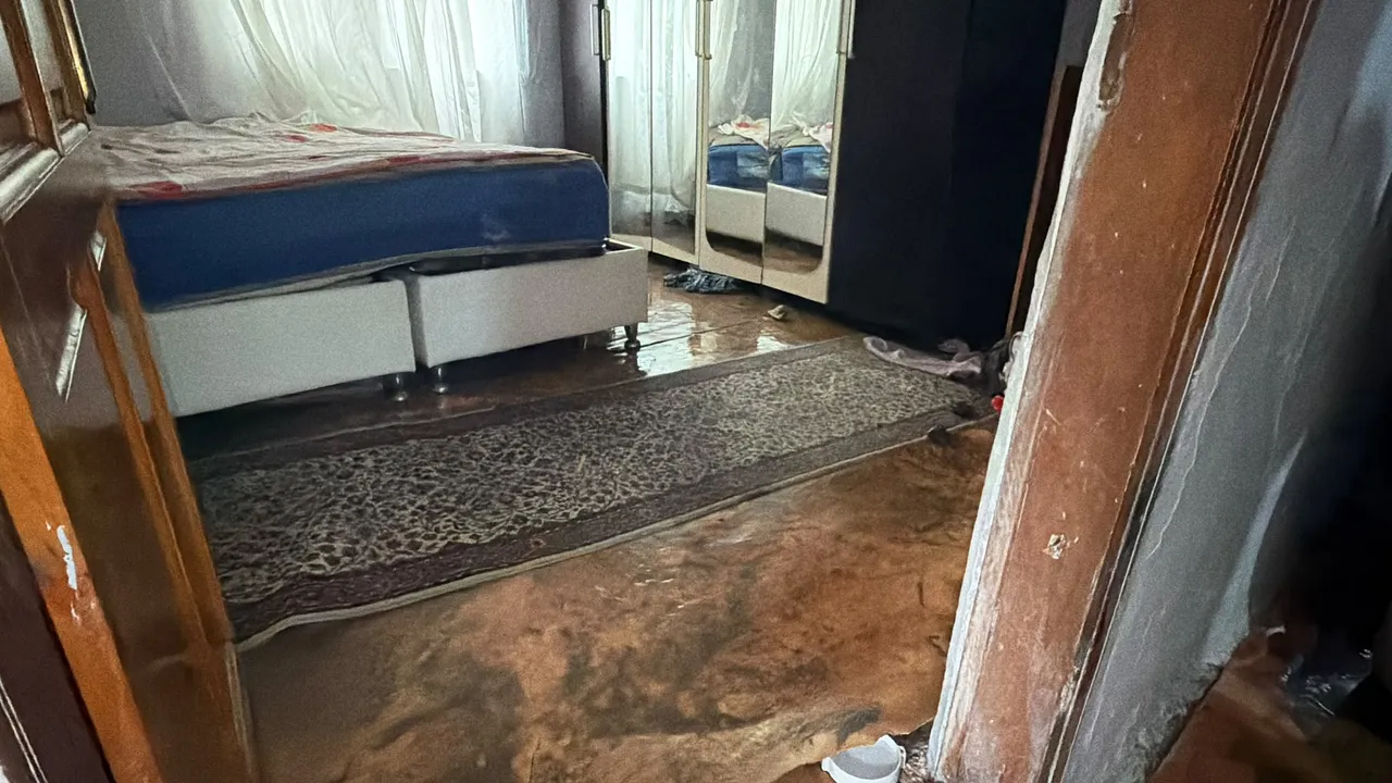 Kocaeli'nin Gebze ilçesinde sağanak, yaşamı olumsuz etkiledi. İlçede etkili olan sağanağın ardından bir evi su bastı. Evde maddi hasar oluştu.