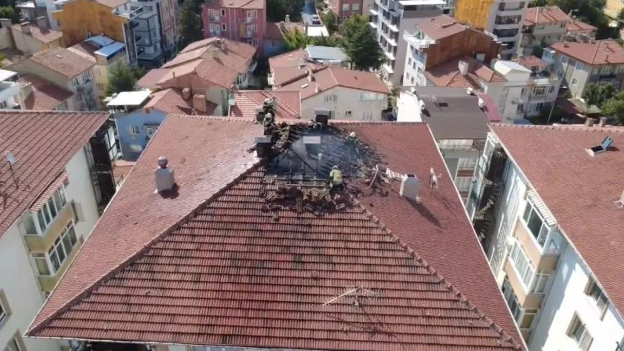 Kütahya'da sıcak saatler! Çatısına yıldırım düşen binada yangın çıktı