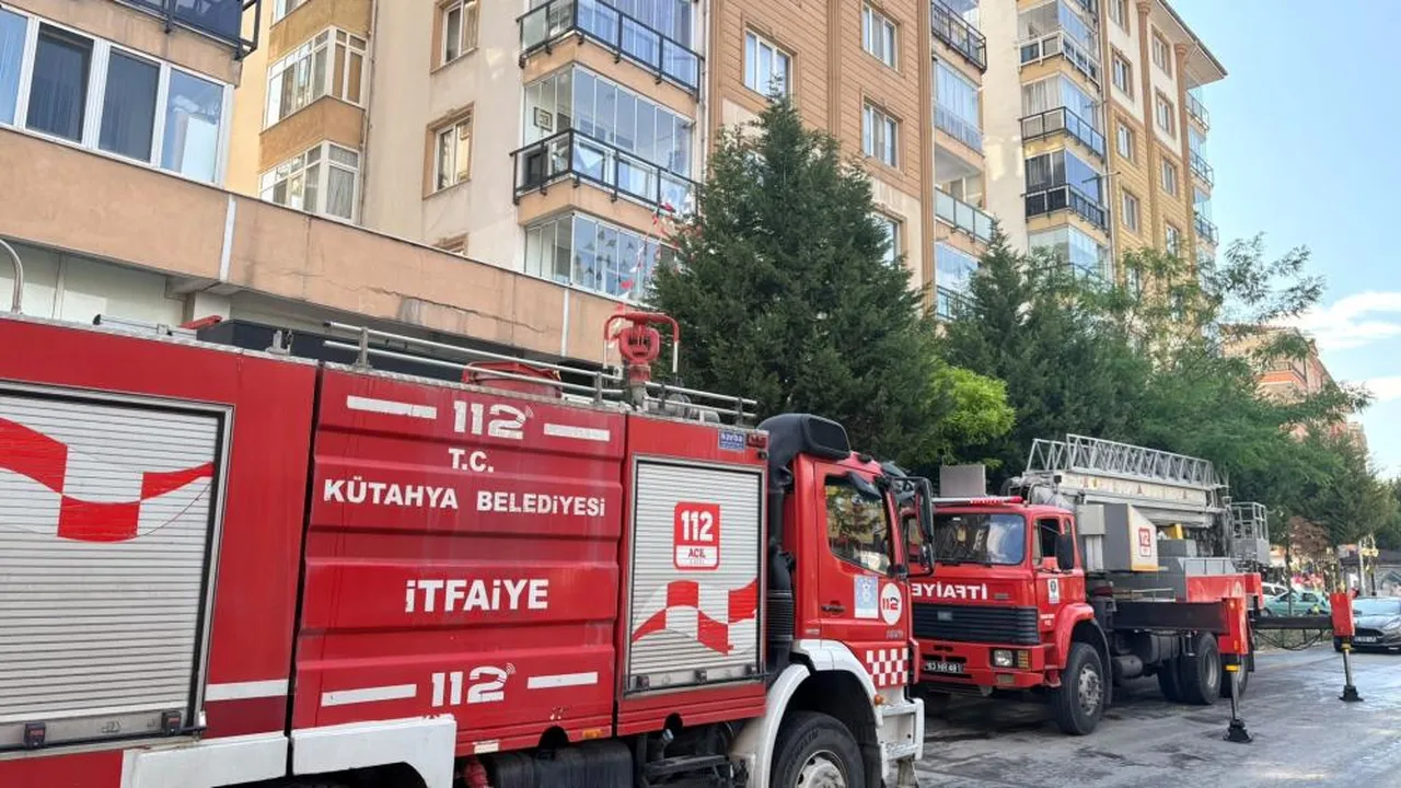 Kütahya'da sıcak saatler! Çatısına yıldırım düşen binada yangın çıktı