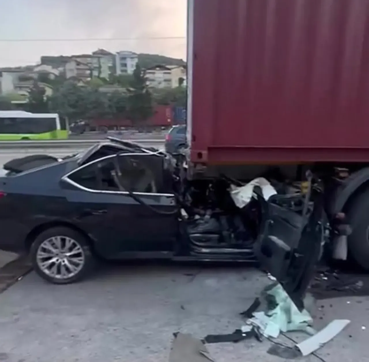 Otomobil tıra ok gibi saplandı! Baba oğul oracıkta can verdi