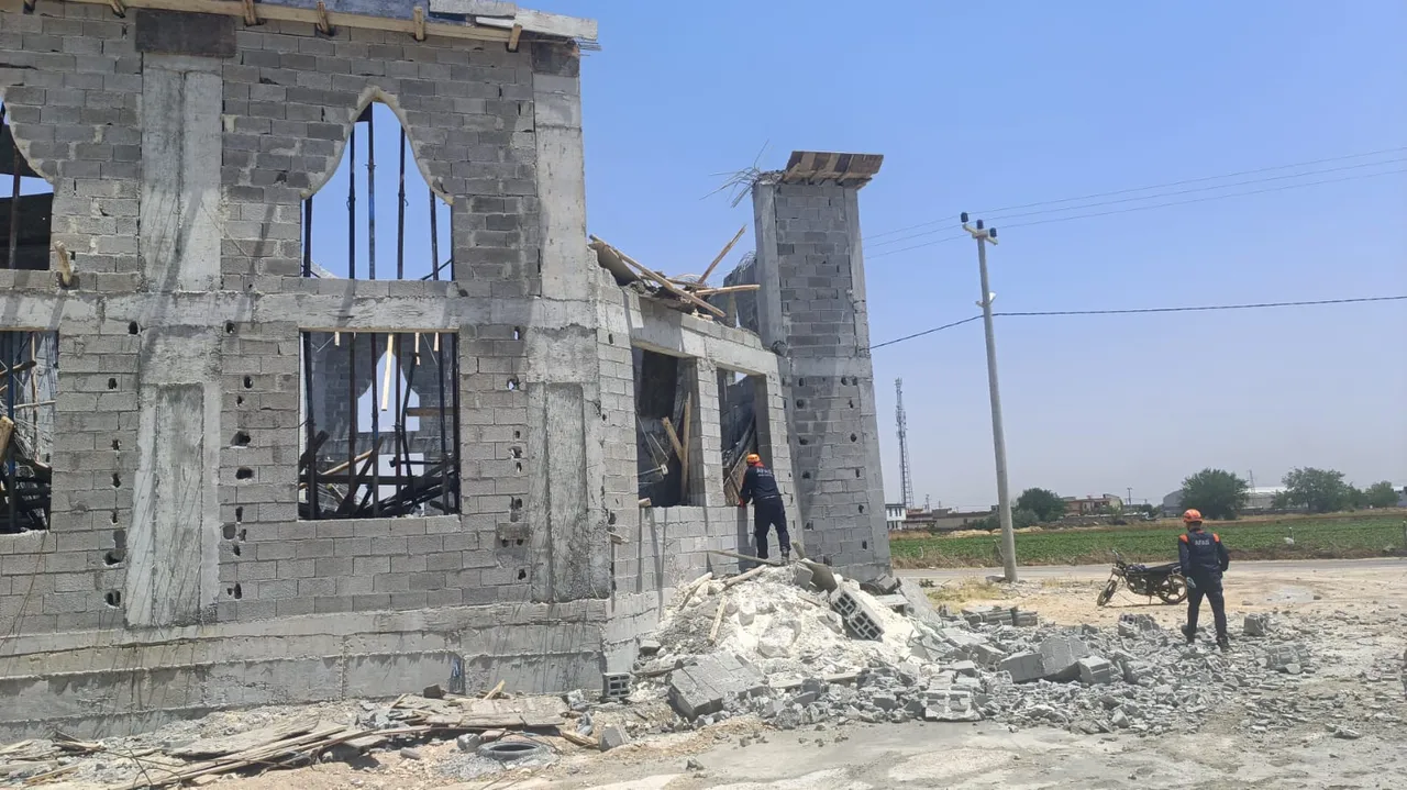 Şanlıurfa'da cami inşaatında çökme yaşandı! Yaralılar var