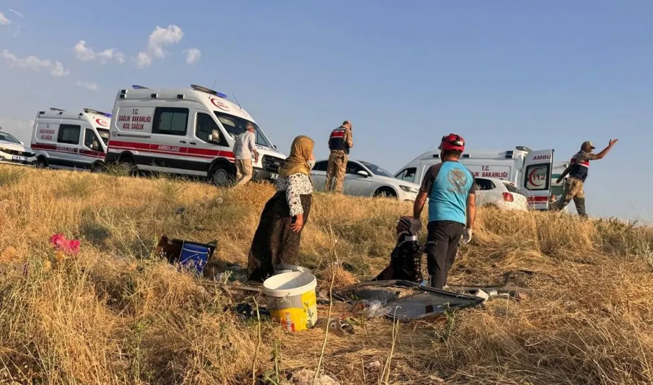 Şanlıurfa'da kaza! Lastik patladı, 22 işçi hastanelik oldu