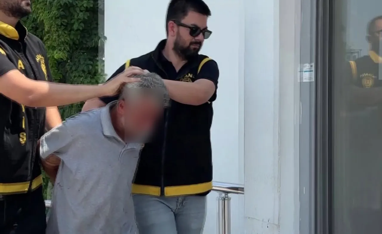 Adana’da şoke eden hırsızlık! Sürüne sürüne 1 milyon TL’lik bilezik çaldı!