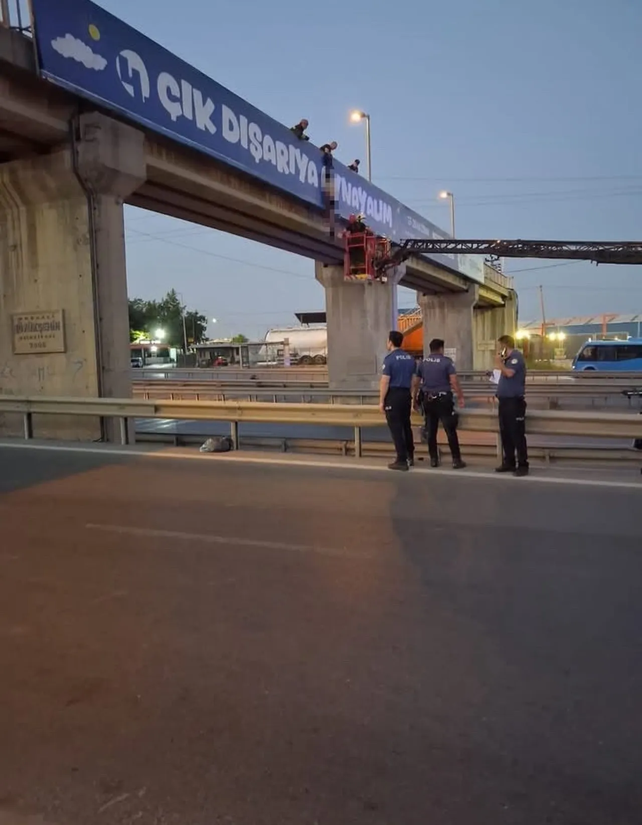 Ağaca asmışlar! Ağır koku mahalleyi sardı, korkunç gerçek ortaya çıktı