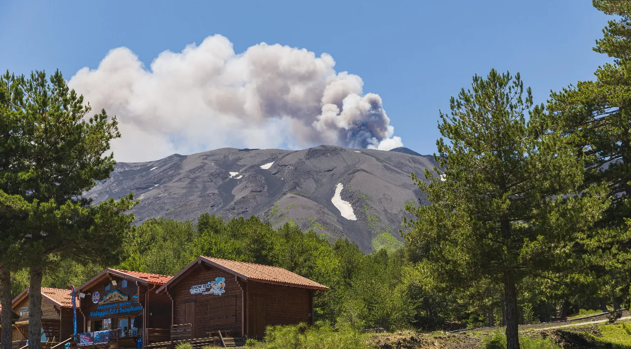 Etna'da hareketlilik arttı! Dev kül bulutu gökyüzünü kapladı, uçuşlar durduruldu
