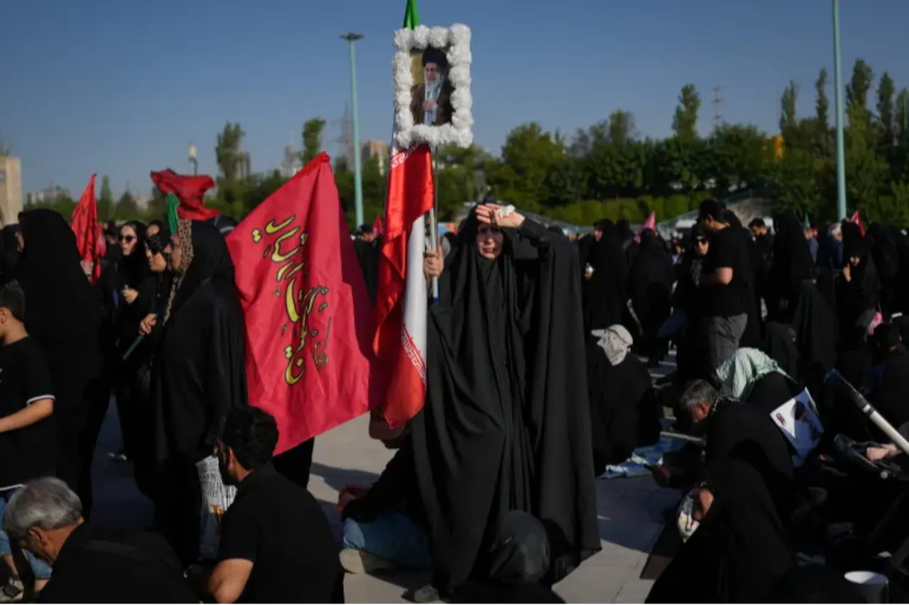 Hamaney cenazesinde kırmızı bayraklar neden çekildi? Mücteba Ve kardeşleri arasında akılalmaz iddia!