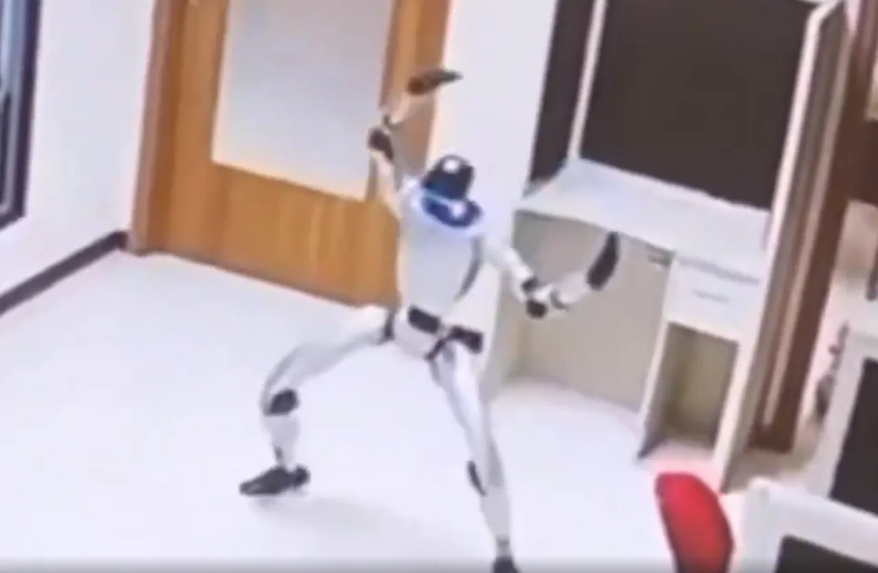 İnsansı robot insanlıktan çıktı! Ofis çalışanlarına saldırdı