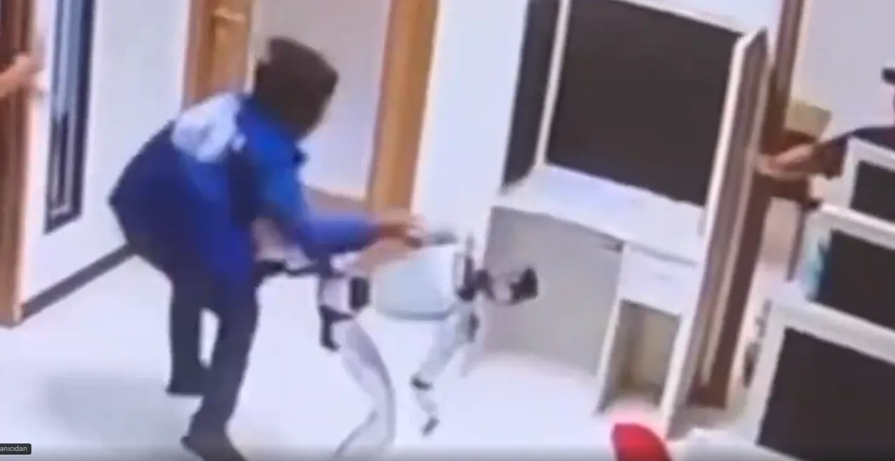 İnsansı robot insanlıktan çıktı! Ofis çalışanlarına saldırdı
