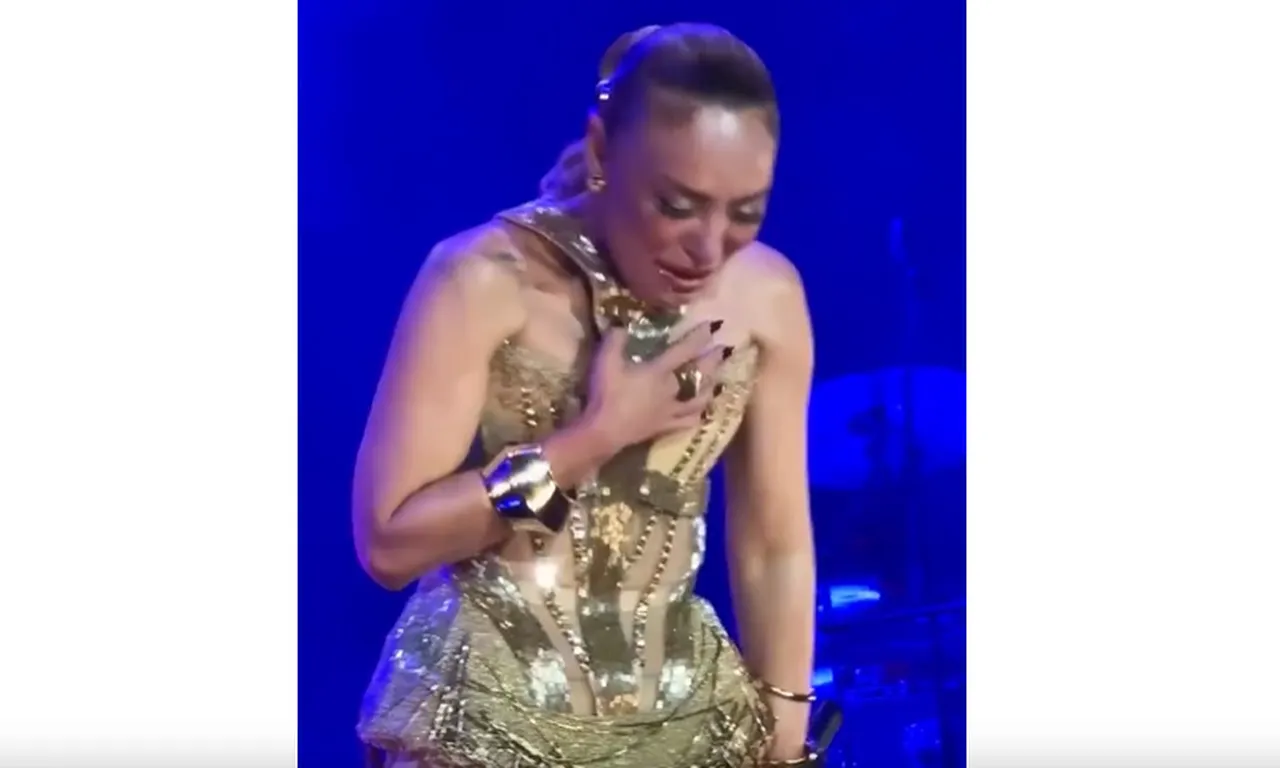 Konser bir anda hüzne büründü! Ziynet Sali dostunu anarken gözyaşlarını tutamadı