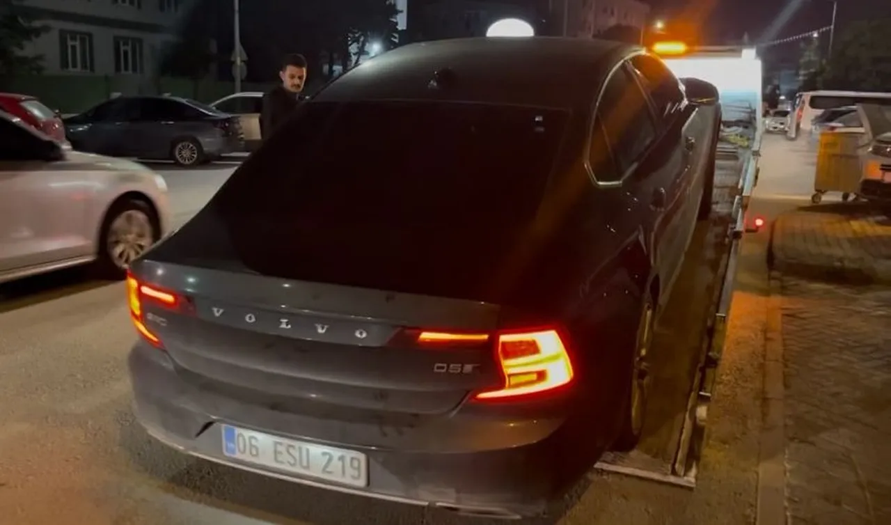 Usulsüz çakar, ‘Dur’ ihtarı, ehliyet… Polise yakalanan sürücüye rekor ceza yağdı!