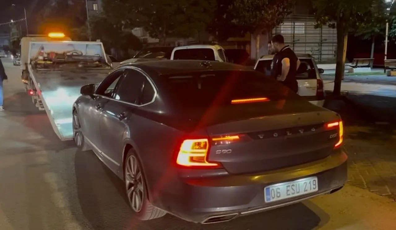 Usulsüz çakar, ‘Dur’ ihtarı, ehliyet… Polise yakalanan sürücüye rekor ceza yağdı!