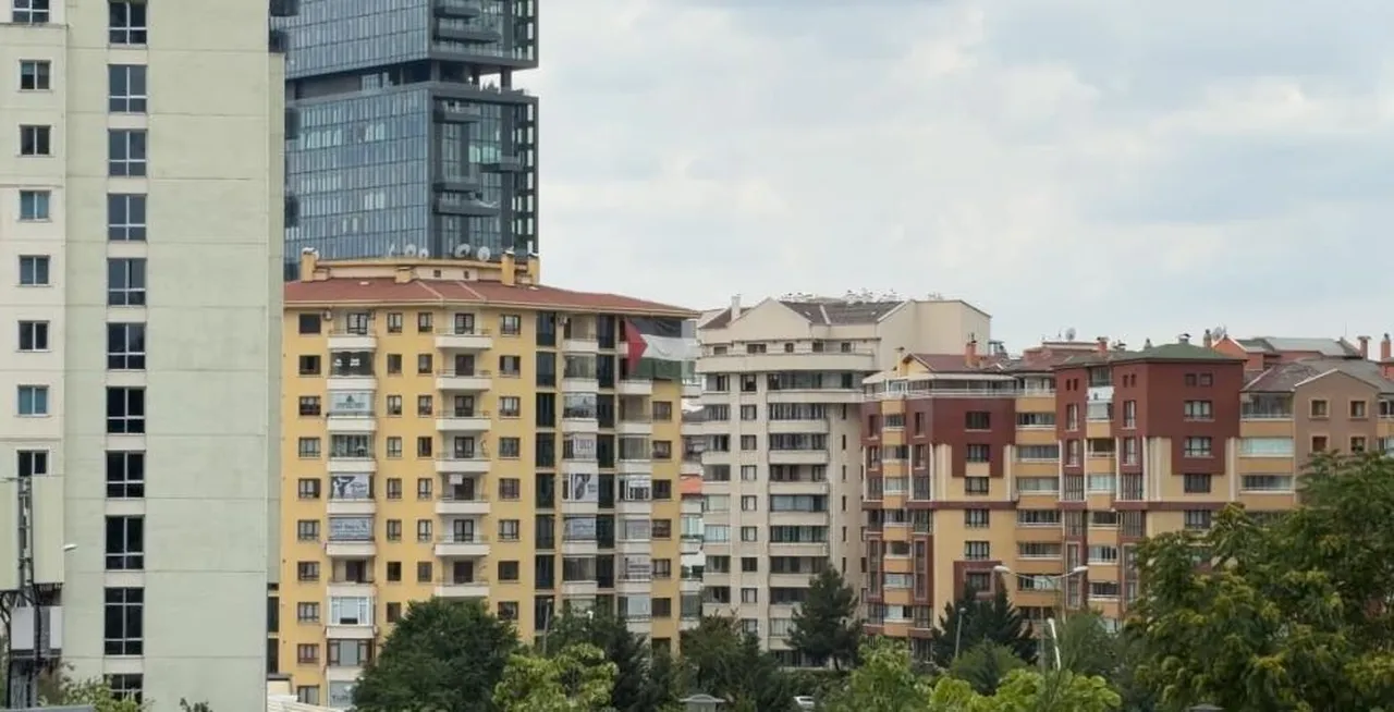 Ankara'da dikkat çeken manzara! Trump'ın kalacağı otelin karşısına asıldı